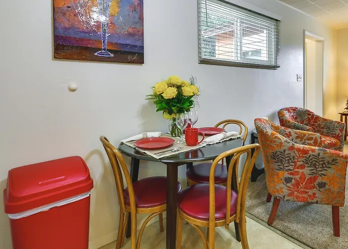 Quaint W/ Grill: Walk To Downtown!