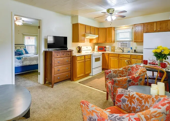 Quaint W/ Grill: Walk To Downtown! *